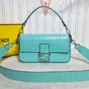Fendi 中号法棍包，采用缝线皮革，玫瑰色
