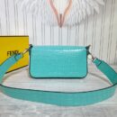 Fendi 中号法棍包，采用缝线皮革，玫瑰色