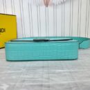 Fendi 中号法棍包，采用缝线皮革，玫瑰色