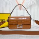 Fendi 中号法棍复刻包，鳄鱼皮，杏色