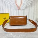 Fendi 中号法棍复刻包，鳄鱼皮，杏色
