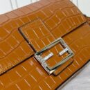 Fendi 中号法棍复刻包，鳄鱼皮，杏色