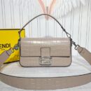 Fendi 中号法棍包，采用缝线皮革，白色