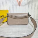 Fendi 中号法棍包，采用缝线皮革，白色
