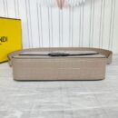 Fendi 中号法棍包，采用缝线皮革，白色