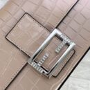 Fendi 中号法棍包，采用缝线皮革，白色