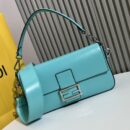 Fendi 迷你 Peekaboo Iconic 包，采用缝线小牛皮，绿色