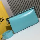 Fendi 迷你 Peekaboo Iconic 包，采用缝线小牛皮，绿色