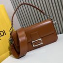 Fendi 迷你 Peekaboo Iconic 包，采用缝线小牛皮，绿色
