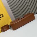Fendi 迷你 Peekaboo Iconic 包，采用缝线小牛皮，绿色