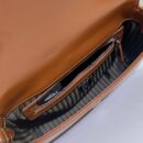 Fendi 迷你 Peekaboo Iconic 包，采用缝线小牛皮，绿色