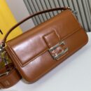 Fendi 迷你 Peekaboo Iconic 包，采用缝线小牛皮，绿色