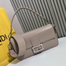 Fendi 迷你 Peekaboo Iconic 包，采用缝线小牛皮，白色