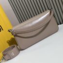Fendi 迷你 Peekaboo Iconic 包，采用缝线小牛皮，白色