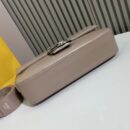 Fendi 迷你 Peekaboo Iconic 包，采用缝线小牛皮，白色