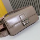 Fendi 迷你 Peekaboo Iconic 包，采用缝线小牛皮，白色