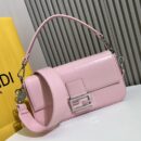 Fendi 中号小牛皮法棍包，配 Fendace 别针胸针，粉色
