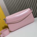 Fendi 中号小牛皮法棍包，配 Fendace 别针胸针，粉色