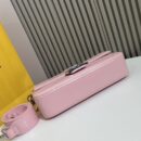 Fendi 中号小牛皮法棍包，配 Fendace 别针胸针，粉色