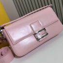 Fendi 中号小牛皮法棍包，配 Fendace 别针胸针，粉色