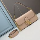 Fendi 中号小牛皮法棍包，配 Fendace 别针胸针，粉色