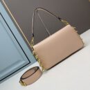 Fendi 中号小牛皮法棍包，配 Fendace 别针胸针，粉色