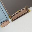 Fendi 中号小牛皮法棍包，配 Fendace 别针胸针，粉色