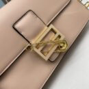 Fendi 中号小牛皮法棍包，配 Fendace 别针胸针，粉色
