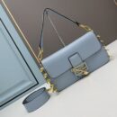 Fendi 中号小牛皮法棍包，配 Fendace 别针胸针，天蓝色