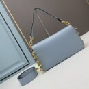 Fendi 中号小牛皮法棍包，配 Fendace 别针胸针，天蓝色