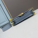 Fendi 中号小牛皮法棍包，配 Fendace 别针胸针，天蓝色