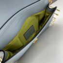 Fendi 中号小牛皮法棍包，配 Fendace 别针胸针，天蓝色