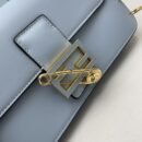 Fendi 中号小牛皮法棍包，配 Fendace 别针胸针，天蓝色
