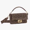 Fendi 中号法棍包，采用织物交织咖啡色