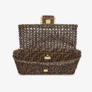 Fendi 中号法棍包，采用织物交织咖啡色
