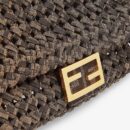 Fendi 中号法棍包，采用织物交织咖啡色