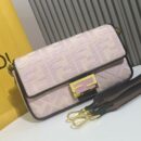Fendi 腰包，采用 FF 图案面料白色/红色
