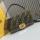 Fendi Mini O'Lock 相机包，采用小牛皮，棕色