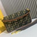 Fendi Mini O'Lock 相机包，采用小牛皮，棕色