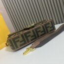 Fendi Mini O'Lock 相机包，采用小牛皮，棕色