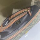 Fendi Mini O'Lock 相机包，采用小牛皮，棕色