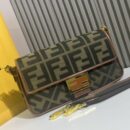 Fendi Mini O'Lock 相机包，采用小牛皮，棕色