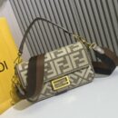 Fendi Mini O'Lock 相机包，采用小牛皮，灰色