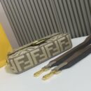 Fendi Mini O'Lock 相机包，采用小牛皮，灰色