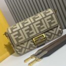 Fendi Mini O'Lock 相机包，采用小牛皮，灰色