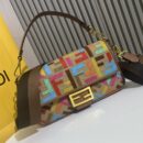 Fendi 小号 Way 包，采用小牛皮，杏色