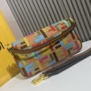 Fendi 小号 Way 包，采用小牛皮，杏色