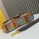 Fendi 小号 Way 包，采用小牛皮，杏色