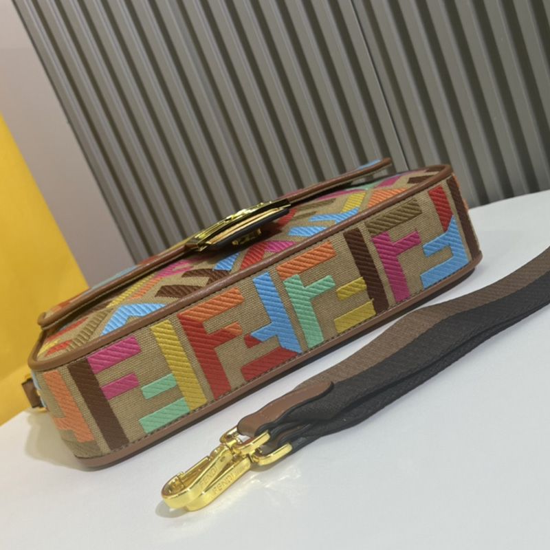 Fendi 小号 Way 包，采用小牛皮，杏色