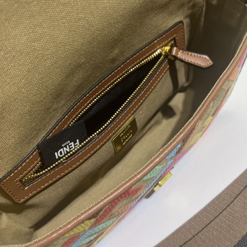 Fendi 小号 Way 包，采用小牛皮，杏色